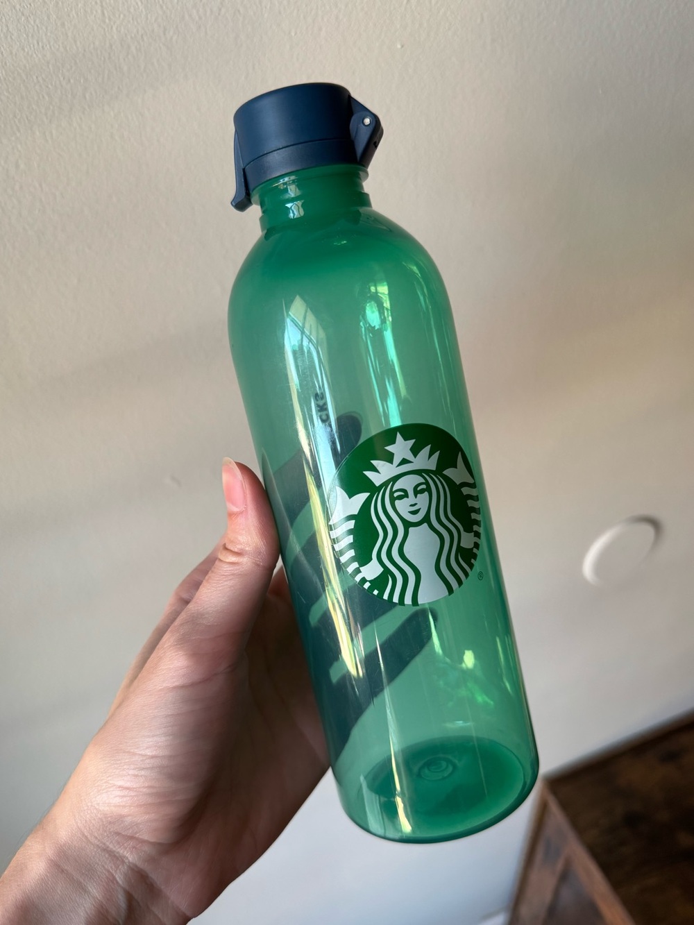 Starbucks Green Reusable Plastic Water Bottle 24 oz Siren Logo Blue Flip Top Lid